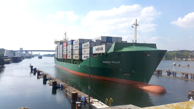 Schiff in der Schleuse